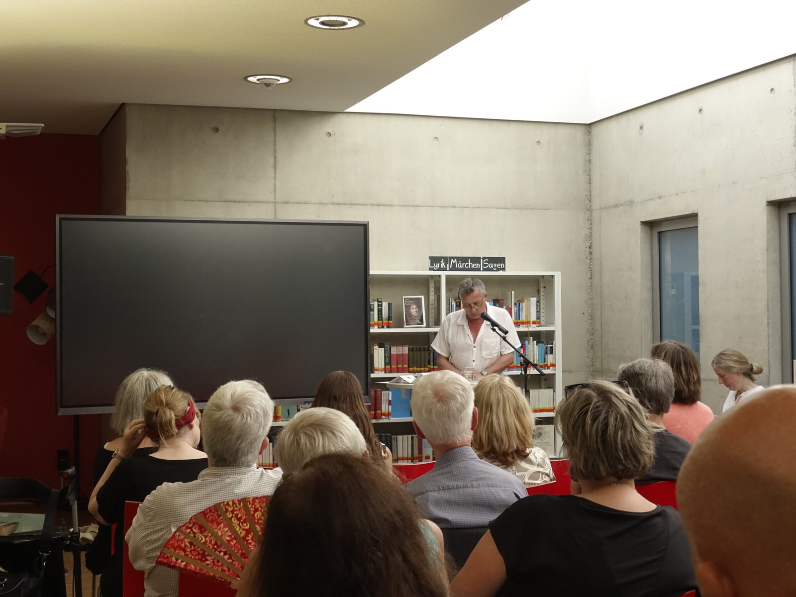 Die Straße der Silberhaarigen: Förderverein der Stadtbibliothek Bergheim lud zur Lesung mit dem Elsdorfer Autor Kay Löffler ein