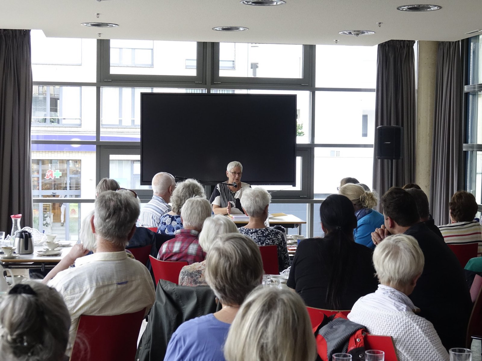 Full house – Stadtbibliothek und Förderverein freut’s, die alte Schachtel auch.